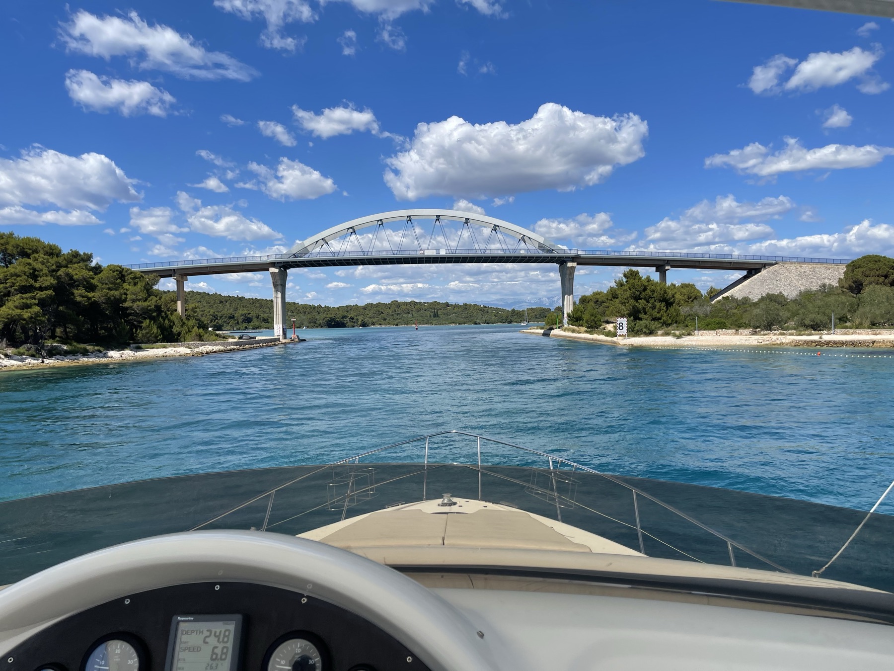 Fahrt unter der Ždrelac-Brücke