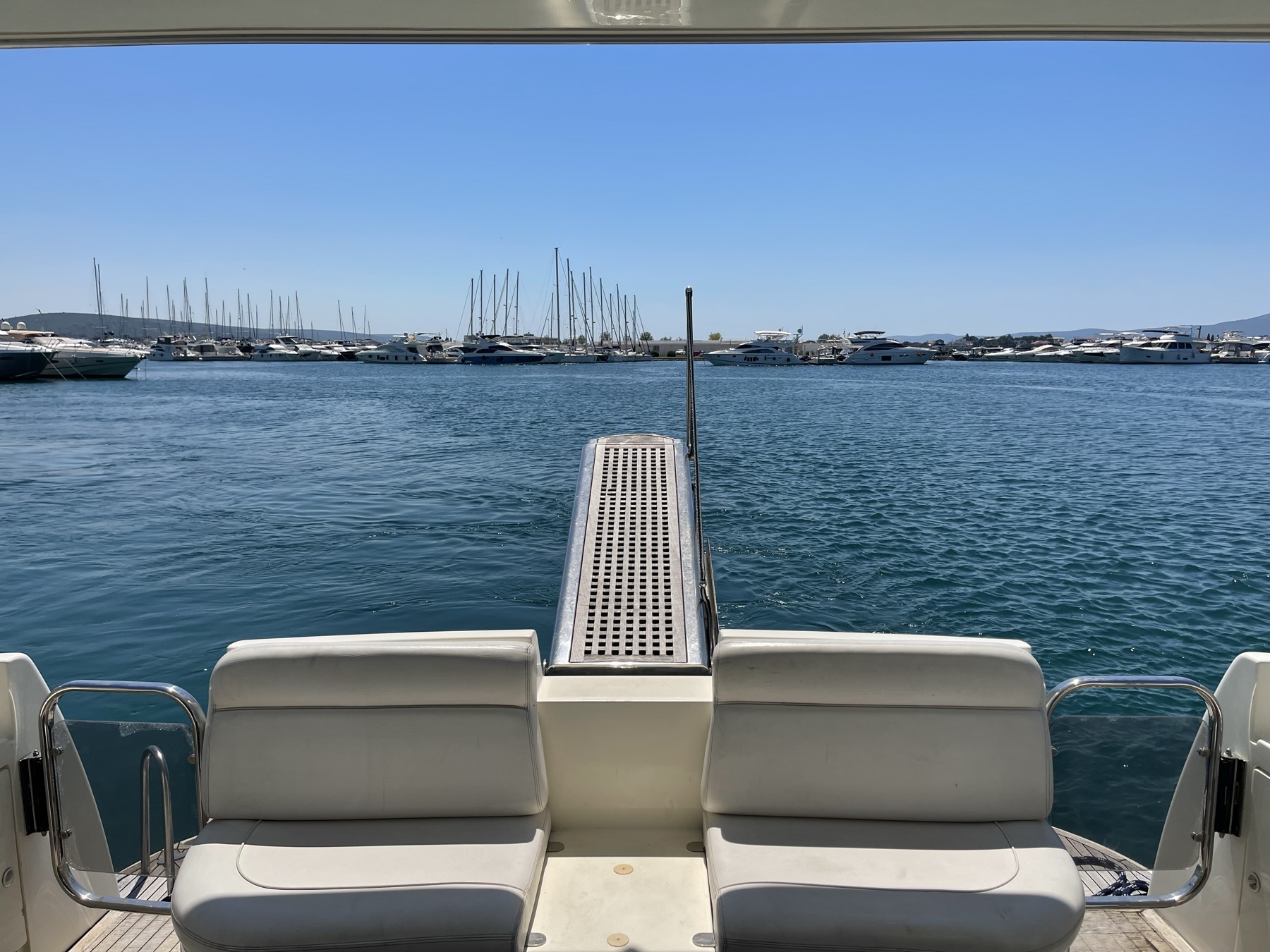 Heck-Lounge mit Blick auf die Marina